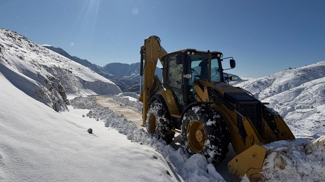 Batman'da kar yağışı ulaşımı aksattı
Köy yolları açılıyor, okullarda eğitime 1 gün ara verildi