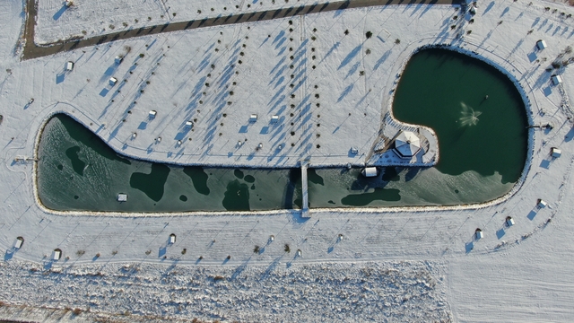 Sivas'ta soğuk hava etkisini gösterdi, ördeklerin olduğu gölet kısmen dondu