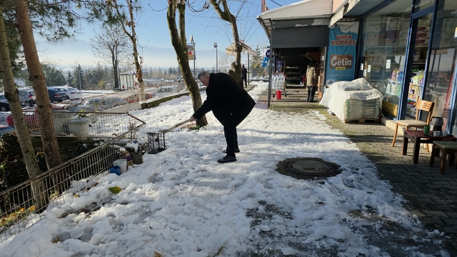 Düzce'nin "dronlu muhtarı" iş başında
Düzce beyaza büründü, ortaya kartpostallık görüntüler çıktı