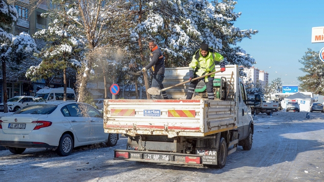 Kar ve buzlanmaya karşı kaldırım temizliği