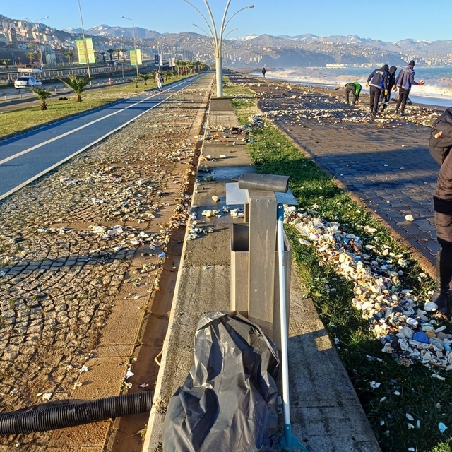 Trabzon'da fırtınada dalgaların sahile getirdiği atıklar temizleniyor