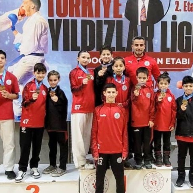 Körfezli karatecilere Sakarya'da 13 madalya