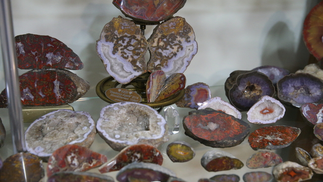 İşlediği süs taşlarını oluşturduğu "müze"de sergiliyor