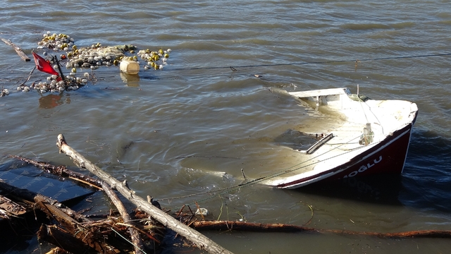 Ordu'da denizdeki fırtına hayatı felç etti: Dalgalar evlere zarar verdi, balıkçı teknesi parçalandı