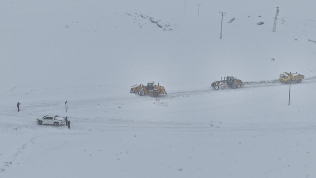Van'da eğitime 'kar' engeli; 389 yerleşim yeri yolu kapalı (2)