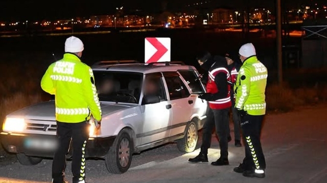 Isparta'da yılbaşı öncesi şok uygulama
Araçlar durduruldu şahıslar didik didik arandı