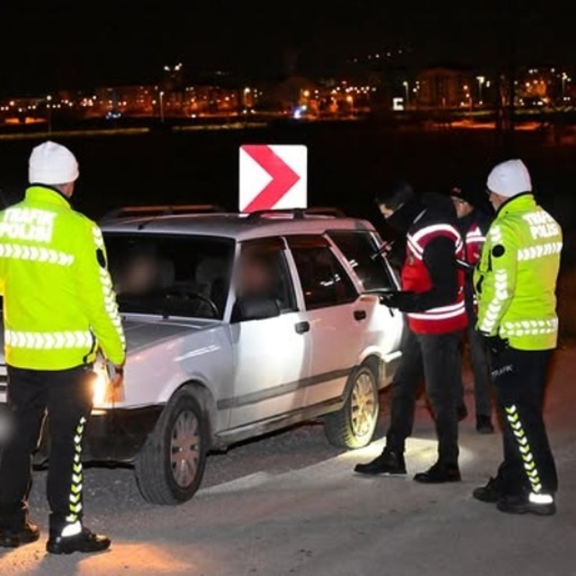 Isparta'da yılbaşı öncesi şok uygulama
Araçlar durduruldu şahıslar didik di...