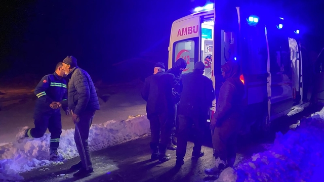 Batman'da köyde rahatsızlanan 80 yaşındaki kişi ekiplerin çalışmasıyla hastaneye ulaştırıldı