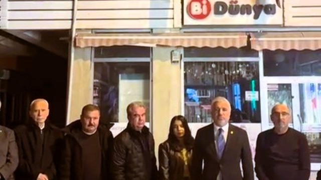 Uşak'ta 'ciddiyetsizlik' kavgası CHP'yi birbirine düşürdü
CHP Eşme İlçe Başkanı Cumhur Uslu:
"Gayri ciddi şekilde tamamen samimiyetten uzak bu tür bir açıklamayı da kendilerine yakıştıramadım"
Eşme Belediye Başkanı Yılmaz Tozan:
"Kim o videoyu çekti, il yönetiminden kim servis ettiyse, Allah onun belasını versin"