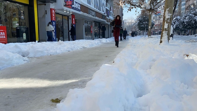 Bolu'da yollar buz tuttu, vatandaşlar zor anlar yaşadı