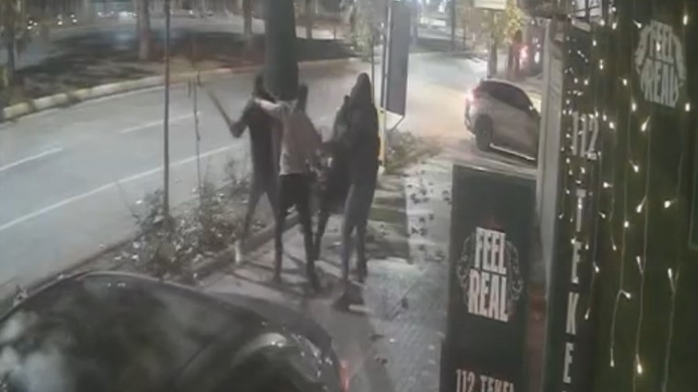 Ellerinde beyzbol sopası yüzlerinde kar maskesiyle gece yarısı vatandaşa kabusu yaşattılar
Kar maskeli şahısların beyzbol sopalı saldırısı ve saldırı öncesi yapılan hazırlık kameraya yansıdı
Ağır yaralanan vatandaş hastaneye kaldırıldı
Şüpheliler ifadelerinin ardından adliyeye sevk edildi