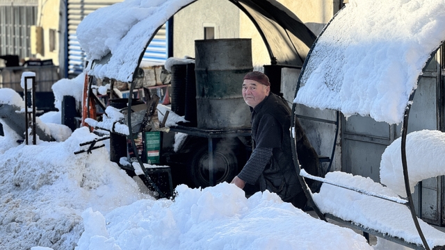 Kar yağışı durdu, esnafın mücadelesi başladı
Dükkanlarının önü karla kaplanan esnaflar temizlik çalışması yapıyor