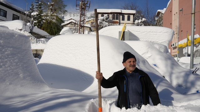 İlçeler kara gömüldü, ortaya çıkan manzara şaşırttı
Vatandaşlar kar altında kaybolan araçlarını küreklerle aradı, ilçelerdeki kar kamyonlarla taşındı