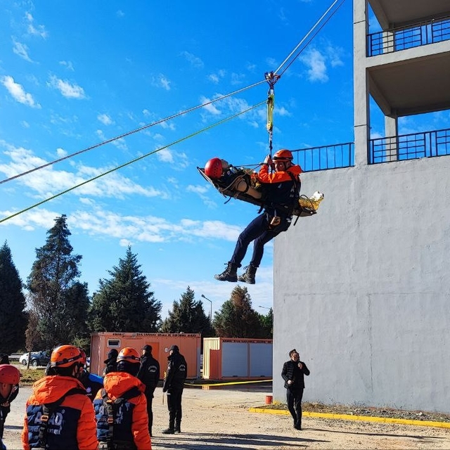 Adana'da nefes kesen deprem tatbikatı: Askıda kalan araçtakileri kurtardıla...