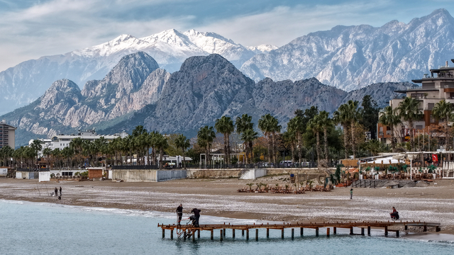 Karlı dağ manzarasında sahil keyfi