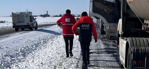 Cizre Kızılay'dan yolda kalan tır şoförlerine sıcak destek