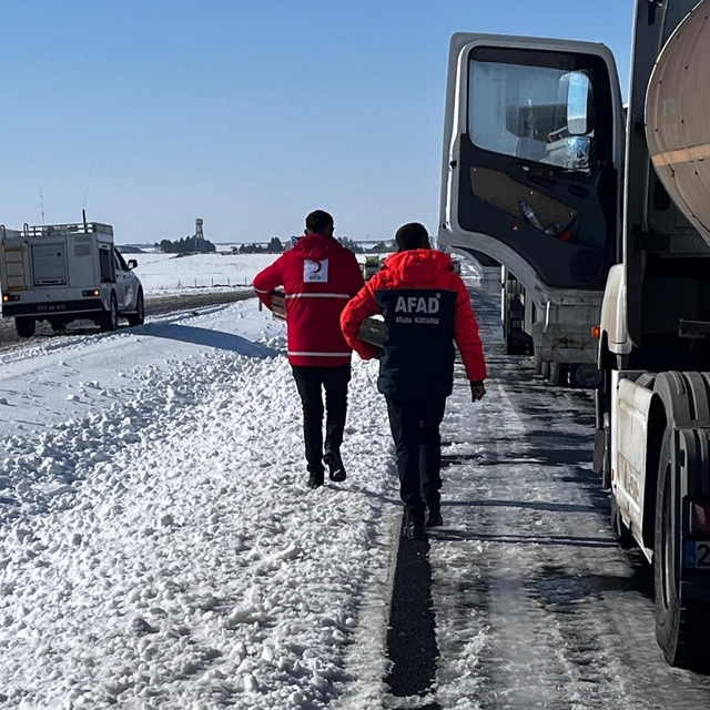 Cizre Kızılay'dan yolda kalan tır şoförlerine sıcak destek
