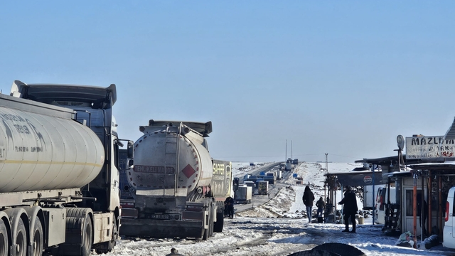 Uluslararası İpekyolu'nda uzun araç kuyrukları oluştu