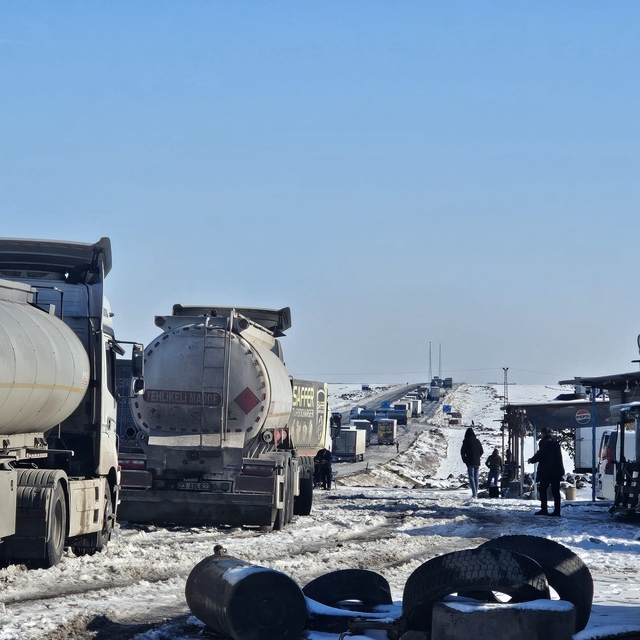 Uluslararası İpekyolu'nda uzun araç kuyrukları oluştu