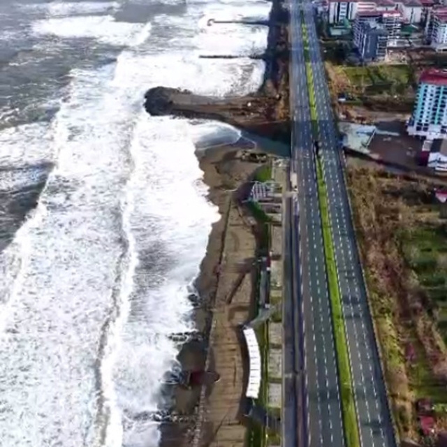 Rize'de fırtına; dalgalar sahil yoluna ulaştı (2)