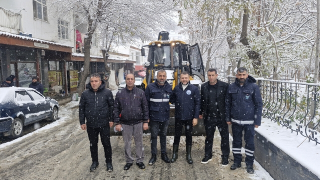 Eğil Belediye Başkanı Seydaoğlu karla mücadele çalışmalarını inceledi