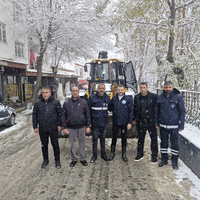 Eğil Belediye Başkanı Seydaoğlu karla mücadele çalışmalarını inceledi