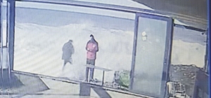 Dev dalgaları görüntülemek isterken az kalsın dalgalara kapılıyordu