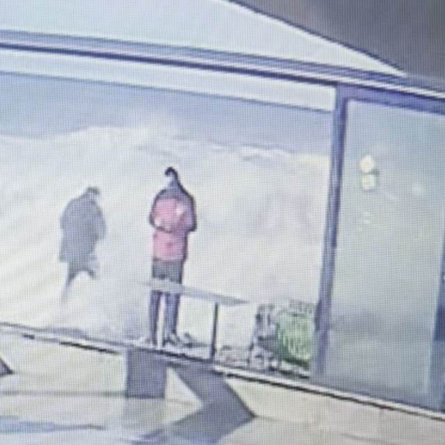 Dev dalgaları görüntülemek isterken az kalsın dalgalara kapılıyordu