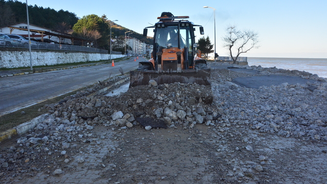 Karadeniz'de dev dalgalar sahilde hasara yol açtı