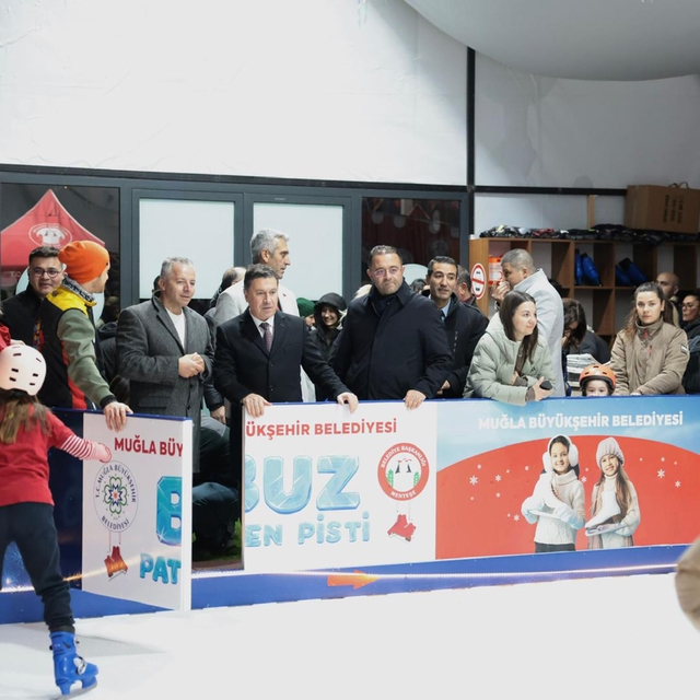 Muğla'da yeni yıl coşkusu buz paten pistiyle başladı