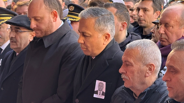 Bakan Yerlikaya, Yalova'da şehit cenazesine katıldı
DEAŞ çatışmasında şehit düşen İlker Pehlivan son yolculuğuna uğurlandı