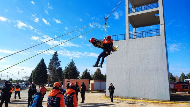 Adana'da nefes kesen deprem tatbikatı: Askıda kalan araçtakileri kurtardılar
