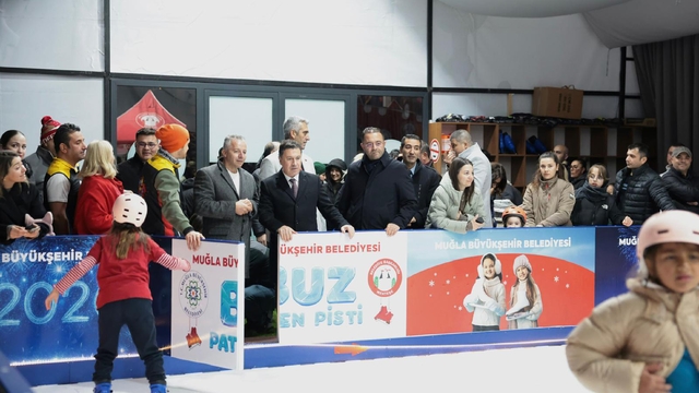 Muğla'da yeni yıl coşkusu buz paten pistiyle başladı