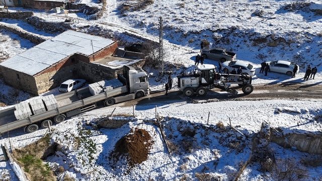 Yolda mahsur kalan tır, ekipler tarafından kurtarıldı