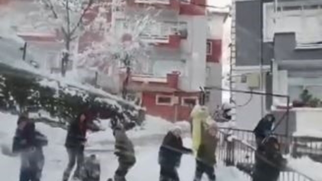 Kaydıkları alanı temizlemeye gelen iş makinesine kartoplarıyla karşılık verdiler