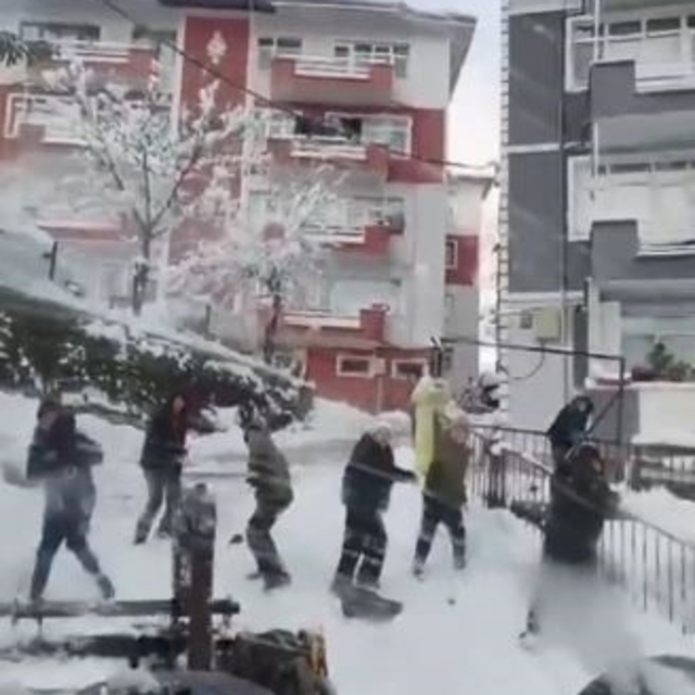 Kaydıkları alanı temizlemeye gelen iş makinesine kartoplarıyla karşılık ver...