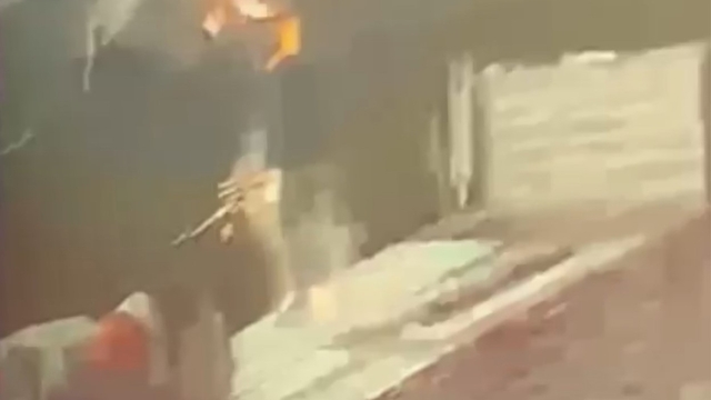 Tırdan yük indiren şahsa yıldırım isabet ettiği anlar kamerada