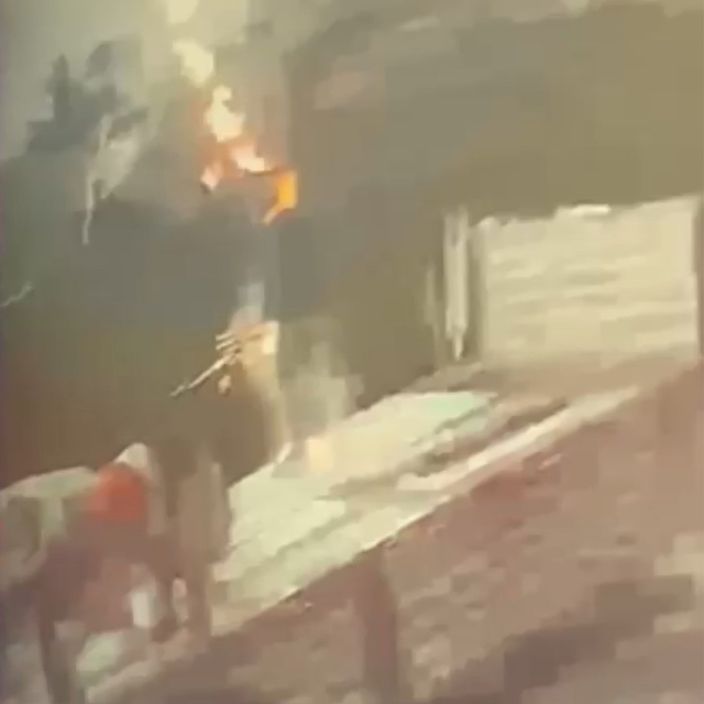 Tırdan yük indiren şahsa yıldırım isabet ettiği anlar kamerada