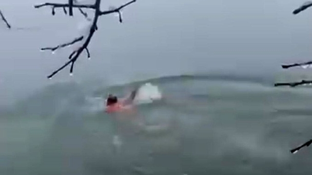 Karlı havada Dicle Nehri'ne daldı