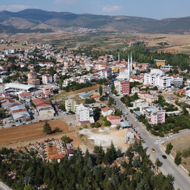 Hüyük'te göçe karşı çilek hamlesi