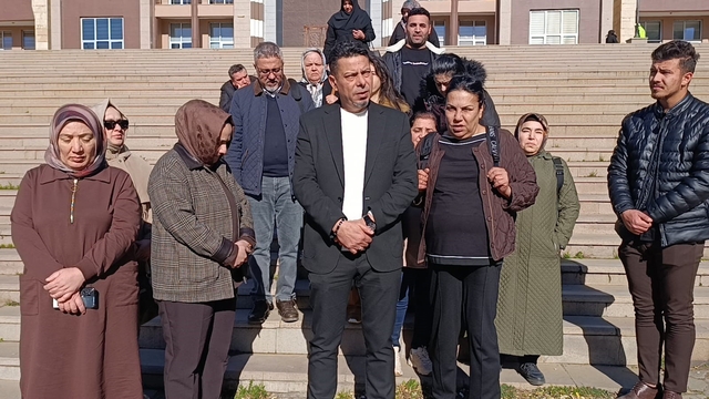 Depremde 44 kişi ölmüştü, tutuklu müteahhitten ilginç savunma: "Müteahhidim ama anlamam, ilkokul mezunuyum"
Kahramanmaraş merkezli meydana gelen depremlerde 44 kişinin hayatını kaybettiği Said Bey Sitesi'nin yıkılmasına ilişkin 1'i tutuklu, 2 kamu görevlisi, 8 sanığın yargılanmasına devam edildi
Tutuklu sanık müteahhit: "Ben inşaat yaptırdım, yapmadım. Alınan malzemeleri bilmem, ustalar en iyisini almıştı. Müteahhidim ama anlamam, ilkokul mezunuyum"