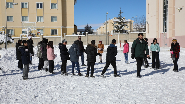 Van'da öğrenciler karın ve tatilin keyfini çıkardı