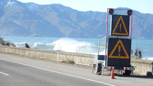 Karadeniz Sahil Yolu'nda dalga ve fırtına alarmı