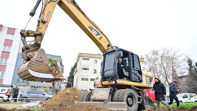 Yıldırım'da ulaşım ağı genişliyor
Yıldırım Belediyesi, ilçenin ulaşım ağını geliştirmek için 2025 yılında 28 bin metrekare yeni imar yolu açarken, aynı süreçte 18 bin 420 ton asfalt -serimi, 50 bin metrekare bordür ve parke taşı uygulaması gerçekleştirdi.
Yıldırım Belediye Başkanı Oktay Yılmaz; "Biz sadece binaları dönüştürmüyoruz. yeni ulaşım arterleri, yeni sosyal tesisler, yeşil alanlar, kütüphaneler ile şehrimizi dönüştürüyoruz."
