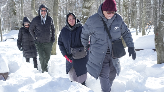 Hem teleferiğe bindiler hem de bembeyaz örtü üstünde kar topu savaşı yaptılar
Karın yağdığını duyan vatandaşlar soluğu Kartepe'de aldı
Yılbaşını Kartepe'de geçirmek isteyen vatandaşlar otellerde yoğunluk oluşturdu