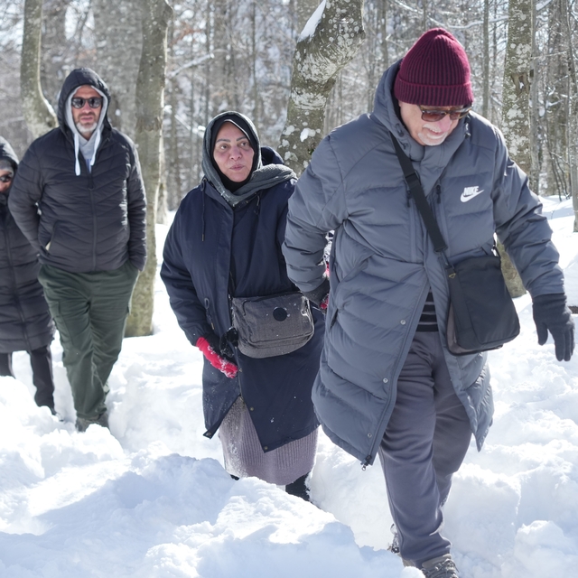 Hem teleferiğe bindiler hem de bembeyaz örtü üstünde kar topu savaşı yaptıl...