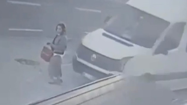 Dolmuş bekleyen kadın minibüsün altında böyle kaldı