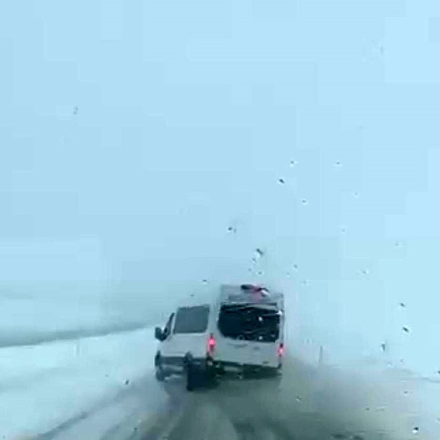 Siirt'te minibüsün kıl payı atlattığı kaza kamerada