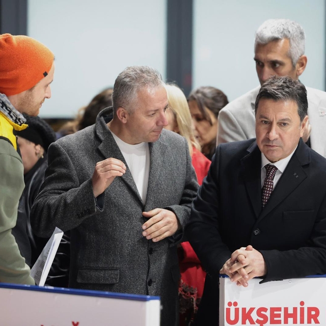 Muğla'nın Menteşe ilçesine buz pateni pisti kuruldu