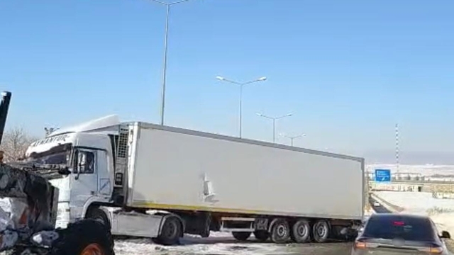Diyarbakır'da buzlanma nedeniyle tır yoldan çıktı